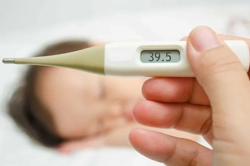 Sốt cao đột ngột và đau nhức cơ bắp dữ dội là biểu hiện điển hình giải đáp cho câu hỏi cúm A có triệu chứng gì.