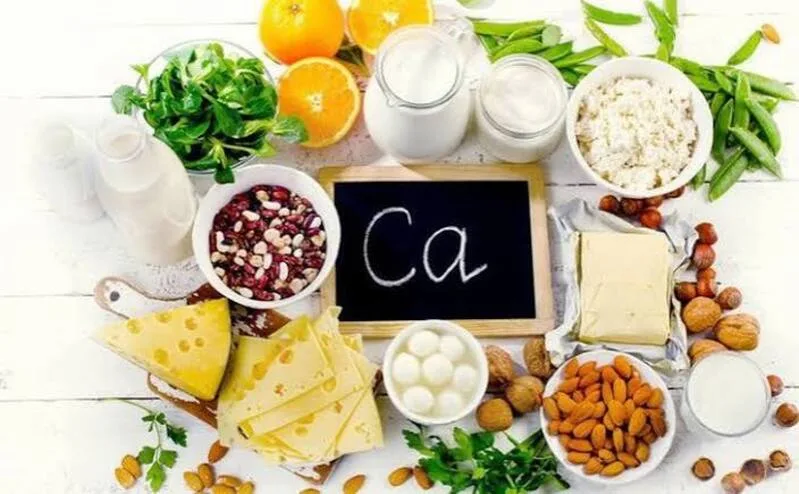 Canxi có thể được cung cấp từ sữa, cá ăn được xương, đậu phụ, rau xanh và thực phẩm tăng cường phù hợp.