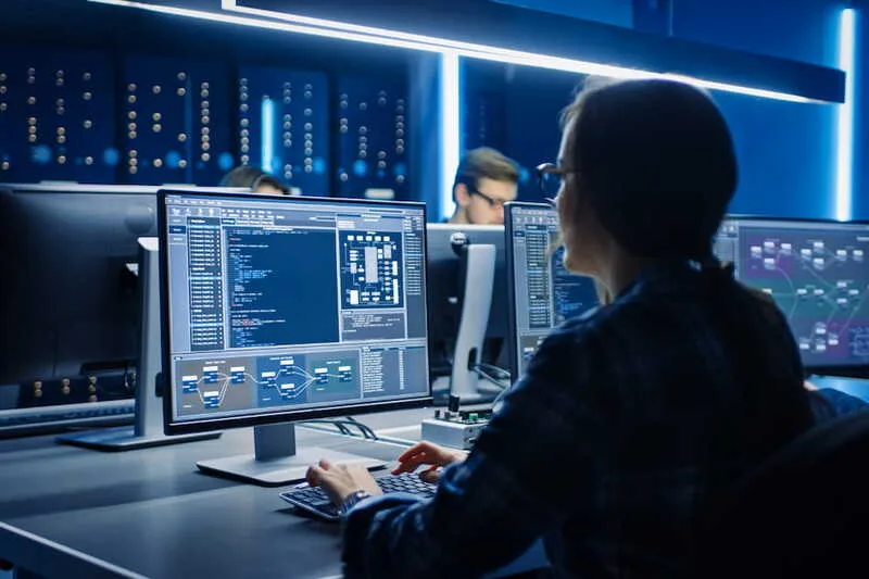 Kỹ sư cloud và phần mềm chịu trách nhiệm xây dựng, triển khai và duy trì ứng dụng hoạt động ổn định, an toàn.