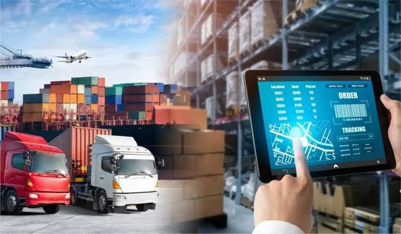 Chuyên viên logistics và vận hành lập kế hoạch cung ứng, quản lý kho, vận tải, mua hàng và xử lý rủi ro giao nhận.