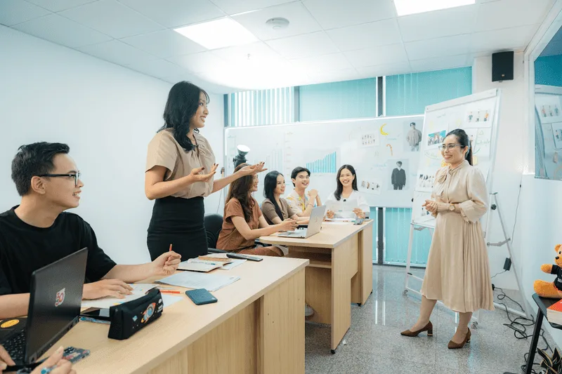 Chuyên viên marketing đa kênh phối hợp nội dung, dữ liệu và AI để tiếp cận khách hàng nhất quán trên nhiều nền tảng.