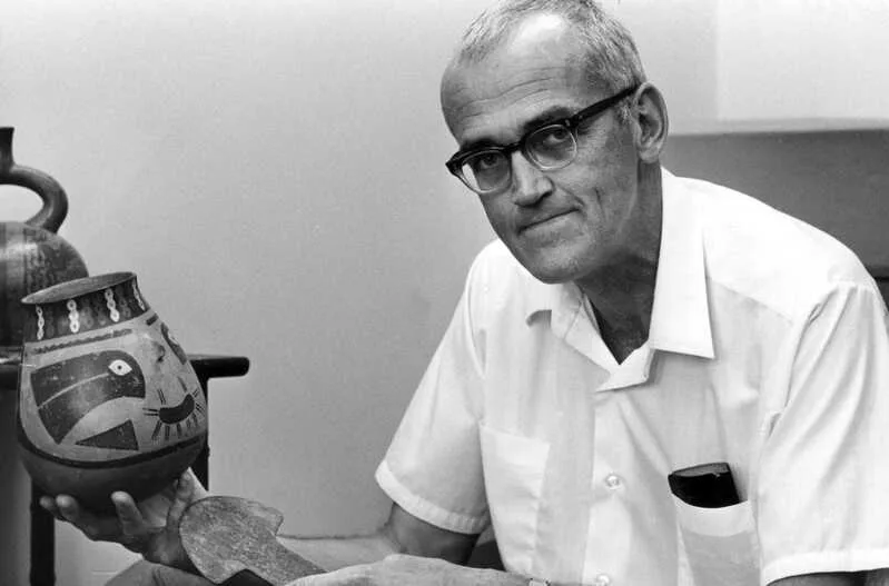 Clair Patterson sử dụng đồng vị chì trong thiên thạch để đưa ra một trong những phép xác định tuổi Trái Đất chính xác nhất.