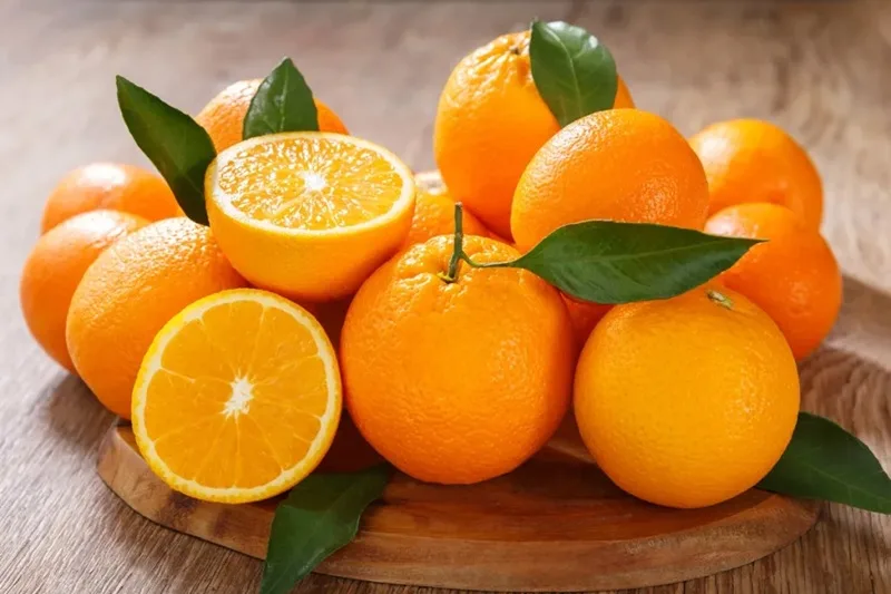 Ăn quá nhiều cam có thể gây dư thừa axit, dẫn đến kích ứng dạ dày và hiện tượng ợ chua.