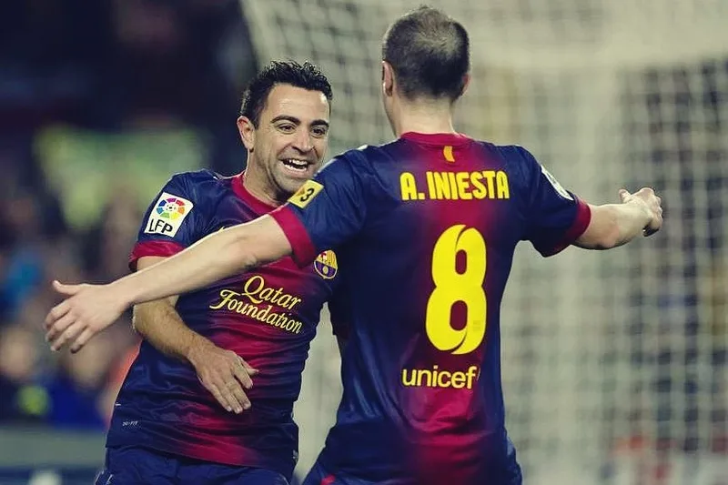 Xavi và Iniesta là 2 tiền vệ huyền thoại của bóng đá Tây Ban Nha