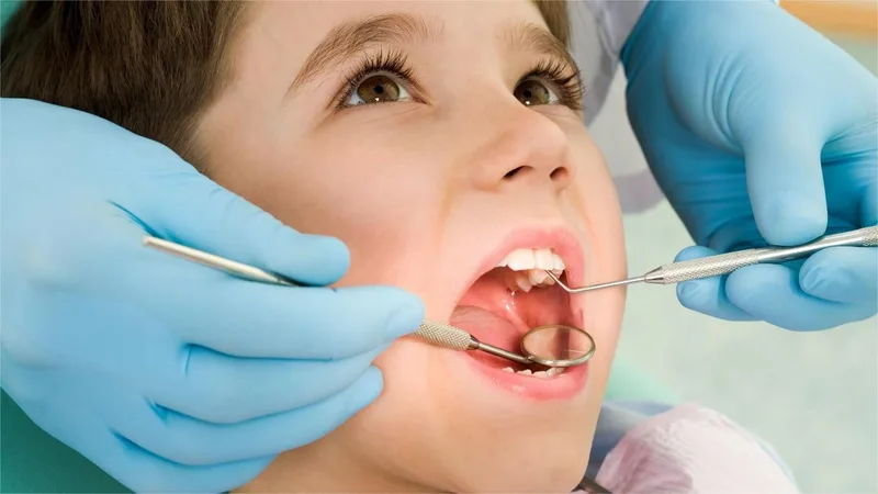 Thăm khám nha khoa định kỳ giúp phát hiện sớm nguyên nhân chảy máu chân răng và điều trị kịp thời.