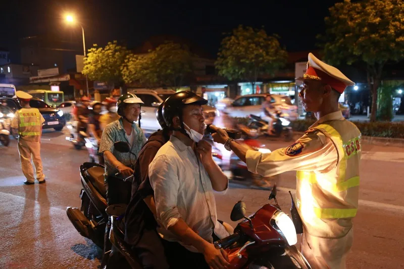 Sử dụng phương tiện công nghệ hoặc taxi là giải pháp an toàn sau khi uống rượu bia.